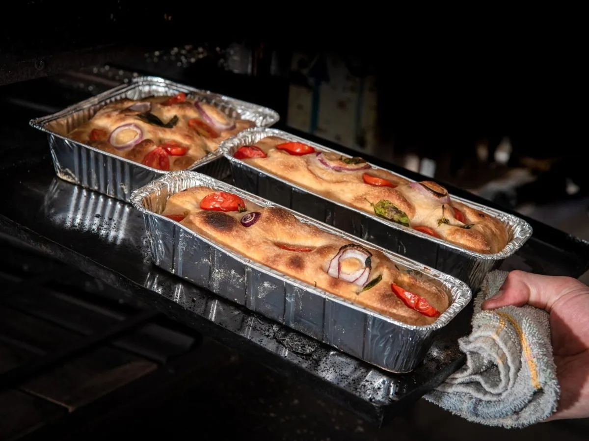 Plats traiteur en aluminium préparés pour un service chaud organisé